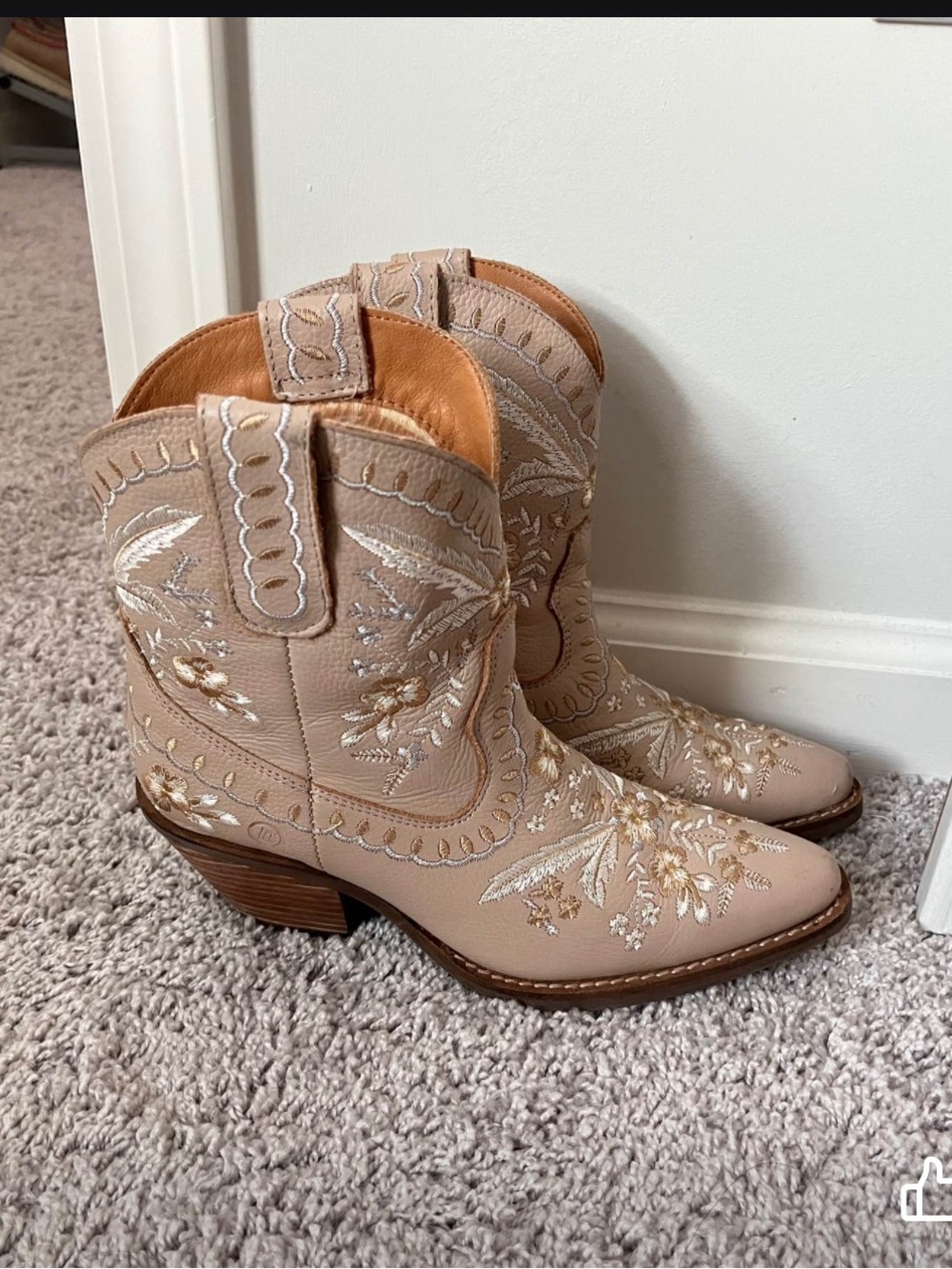 Dingo Embroidered Beige Western Ankle Boots size 6